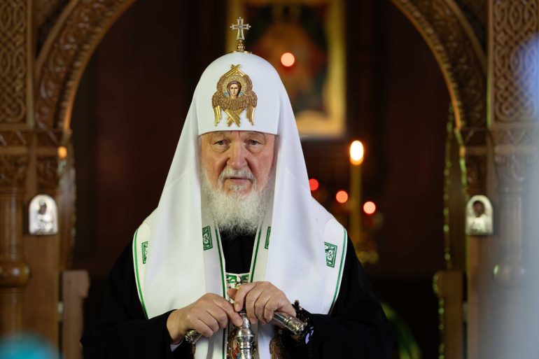 На дощечке, в штатской одежде: патриарх Кирилл рассказал, как помогал совершить в Валаамском монастыре первую после его закрытия Литургию