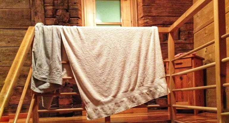 Почему соседка перевешивает свое полотенце поверх моего?