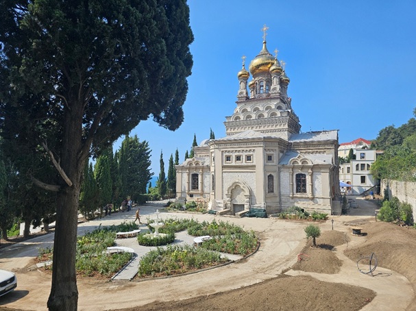 Сбербанк помог реконструировать территорию исторического храма XIX века в Алупке