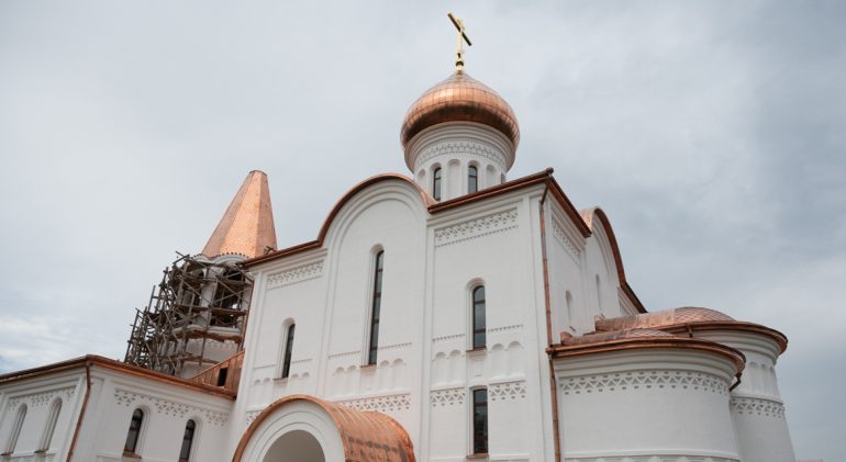 Храм в честь иконы Божией Матери «Неопалимая Купина» в Очаково-Матвеевском обрел купол и крест