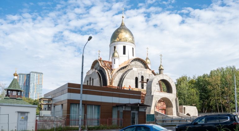 В храме Трех святителей на Мосфильмовской появятся витражи