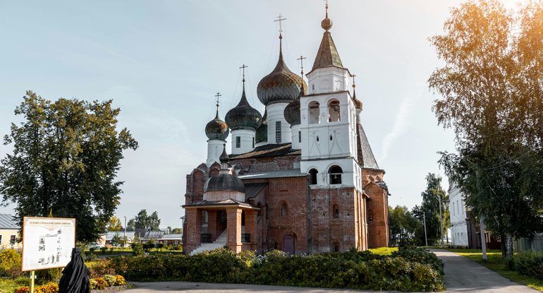 Мне 16, люблю бывать в храмах в глубинках, думаю о монастыре... Это адекватно?