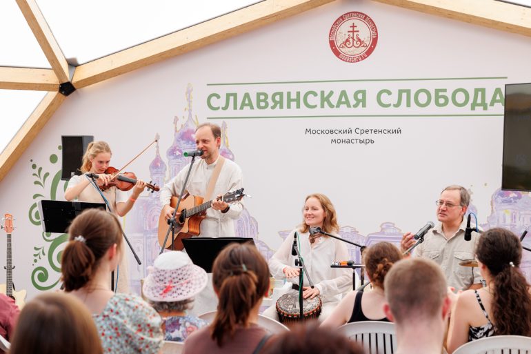 Сноп с полей ратной славы и две тонны Суворовской каши: в Москве прошел XIII фестиваль «Русское поле»