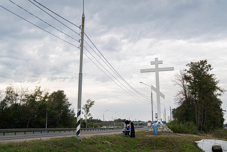 На въезде в Тверь со стороны Москвы освятили новый поклонный крест