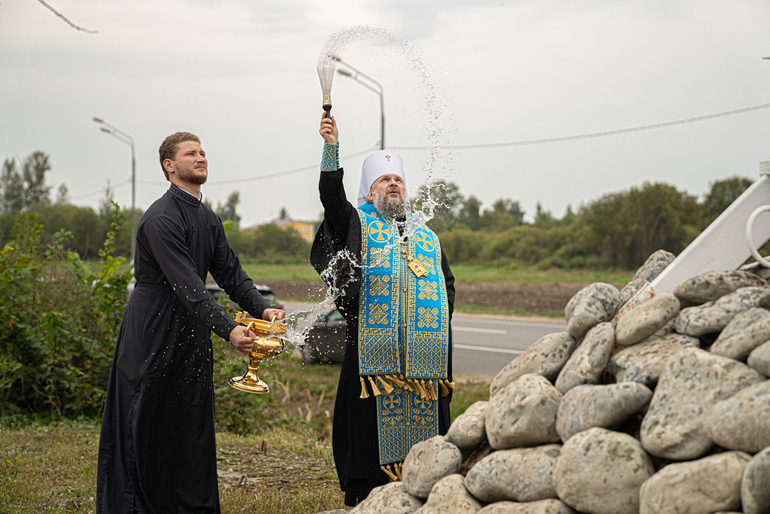 На въезде в Тверь со стороны Москвы освятили новый поклонный крест