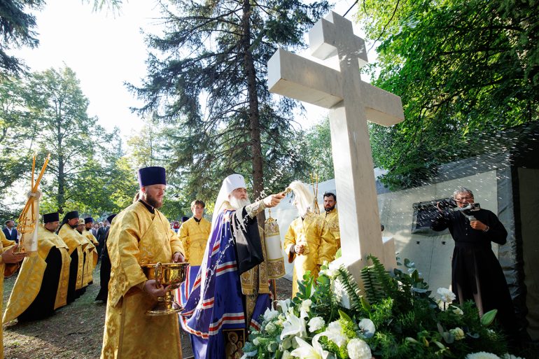 На месте разрушенного собора в Ульяновске освятили поклонный крест