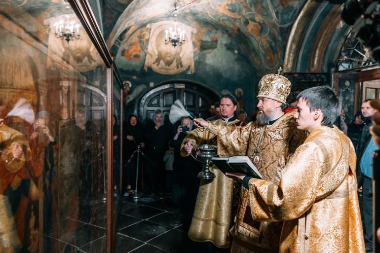 В Новоспасский монастырь Москвы вернули фрески XVII века, которые до этого случайно нашли в подвале особняка и отреставрировали