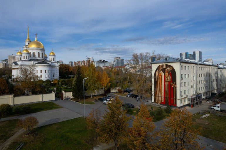 В Екатеринбурге на стене дома создали мурал с изображением Александра Невского