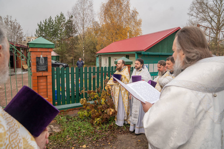 В Твери освятили памятную доску священномученику Илие Громогласову, которого четырежды арестовывали, а затем расстреляли