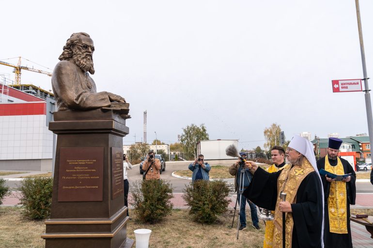 Памятник святителю Луке Крымскому установили у больницы скорой помощи в Рязани