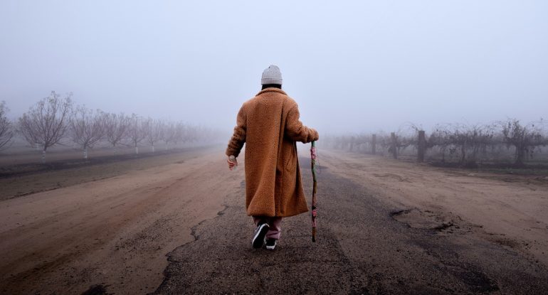 «Старушка бредет, опираясь на палку и иногда, в порыве злобы, бьет этой палкой себе по ноге». История одной любви