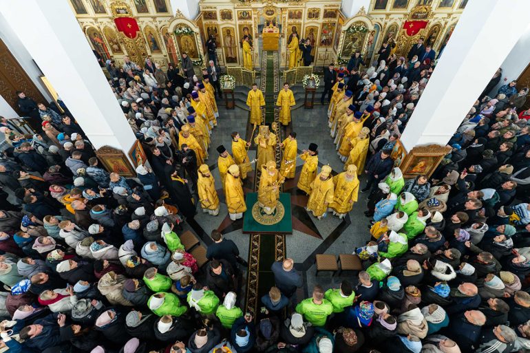 В Бирюлеве, рядом с деревянным храмом, не вмещающим всех желающих, патриарх Кирилл освятил новый каменный