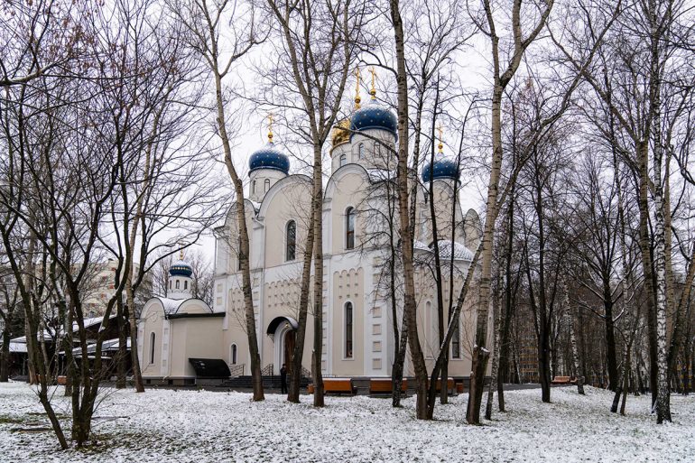 В Бирюлеве, рядом с деревянным храмом, не вмещающим всех желающих, патриарх Кирилл освятил новый каменный