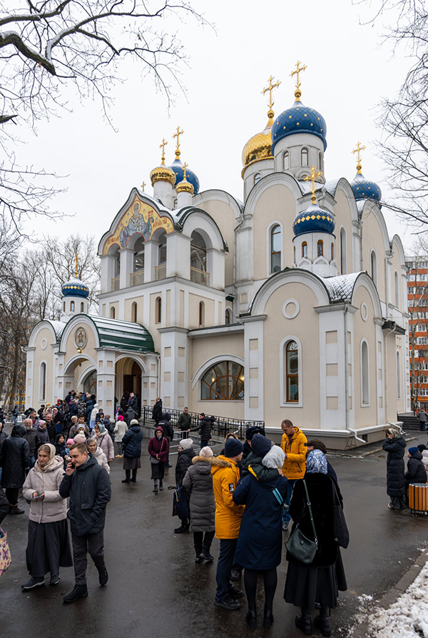 В Бирюлеве, рядом с деревянным храмом, не вмещающим всех желающих, патриарх Кирилл освятил новый каменный