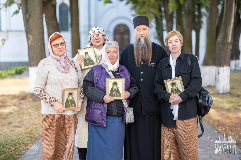 Что будет, если психолог соберет горюющих людей вместе и уедет с ними на 3 недели в монастырь?