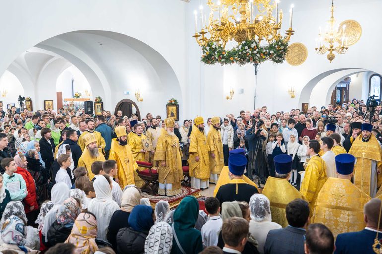 В столичном районе Митино патриарх Кирилл освятил один из самых больших храмов «Программы 200»