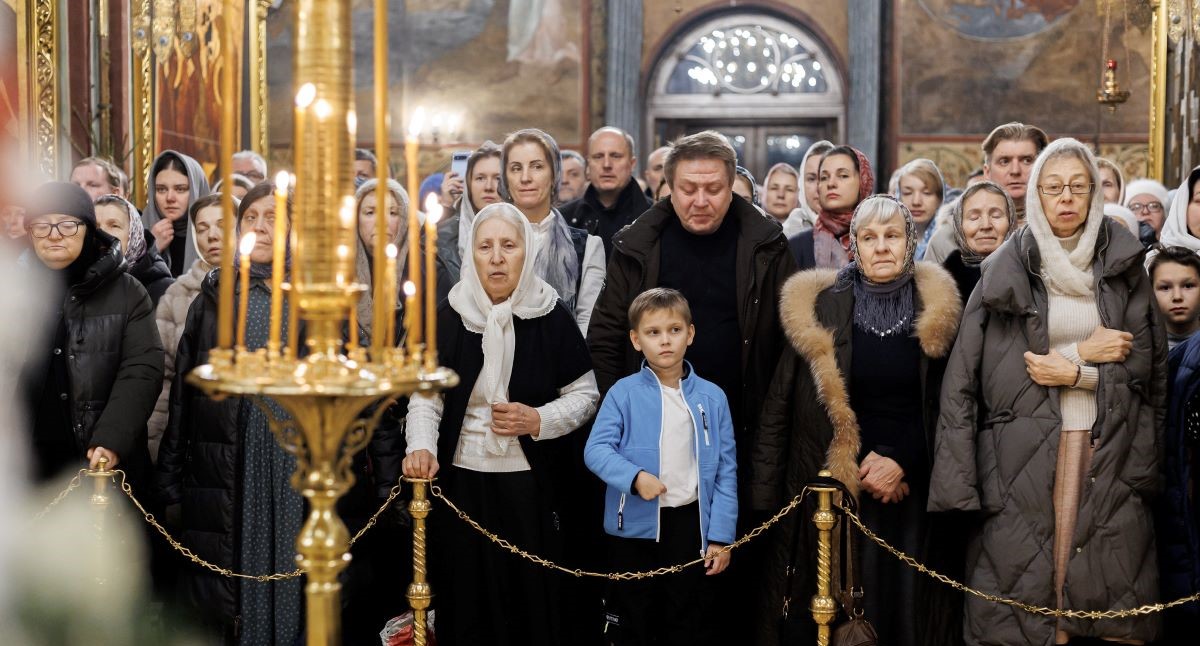 Почему в церкви принято мужчинам быть без головного убора, а женщинам — с покрытой головой?