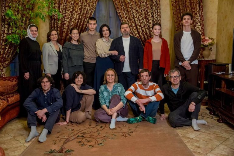 Начались съемки проекта о подвиге и красоте многодетной семьи «Семеро по лавкам: искусство невозможного»