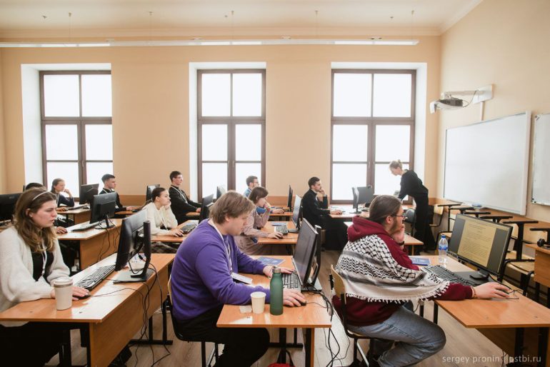 Студенты российских ВУЗов посостязались в финале универсиады ПСТГУ, посвященной богословию и гуманитарным наукам