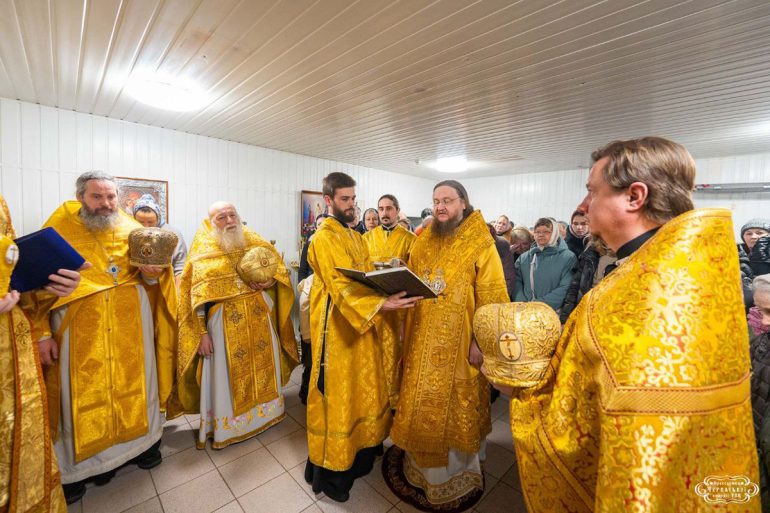 Для гонимой общины Украинской Православной Церкви в Черкассах освятили храм в подвале