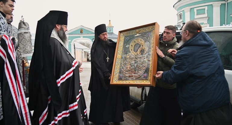 В Смоленск принесли чудотворную икону Богородицы, спасенную из разрушенного монастыря Курского приграничья