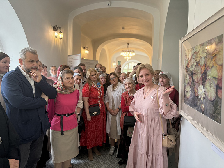 Пациенты и сотрудники больницы святителя Алексия знакомятся с пасхальной живописью Наталии Казаковой