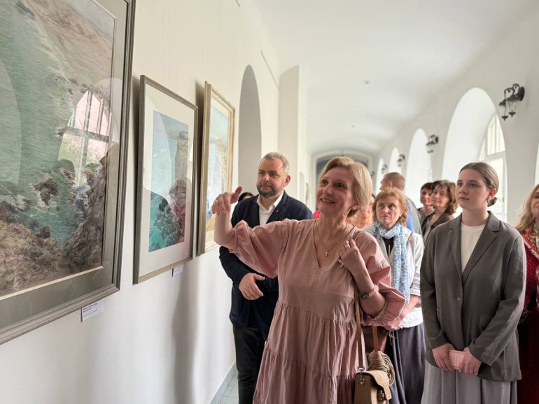 Пациенты и сотрудники больницы святителя Алексия знакомятся с пасхальной живописью Наталии Казаковой