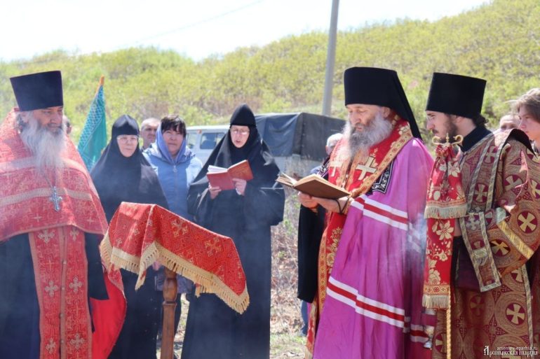 Освящен поклонный крест в память о первой русской экспедиции, перешедшей Сихотэ-Алинь