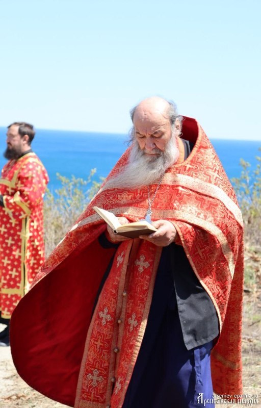Освящен поклонный крест в память о первой русской экспедиции, перешедшей Сихотэ-Алинь