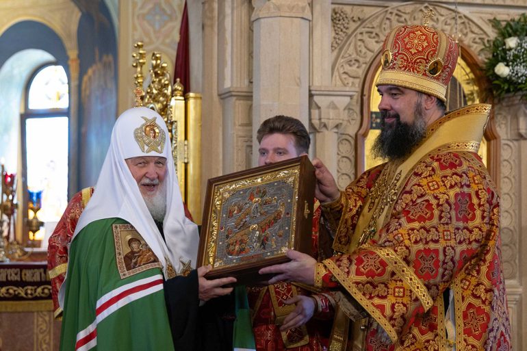 Патриарх Кирилл подарил кафедральному собору в Баку икону Воскресения Христова