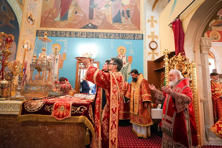 Патриарх Кирилл подарил кафедральному собору в Баку икону Воскресения Христова
