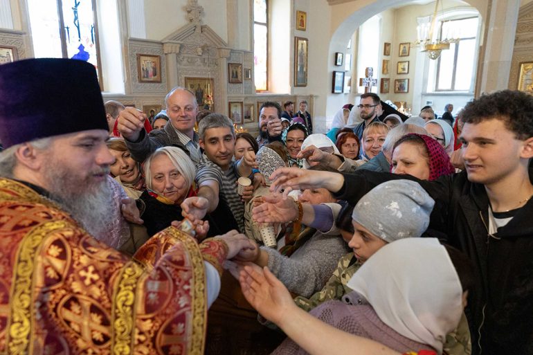 Патриарх Кирилл подарил кафедральному собору в Баку икону Воскресения Христова