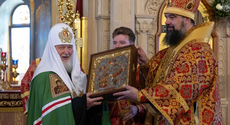 Патриарх Кирилл подарил кафедральному собору в Баку икону Воскресения Христова