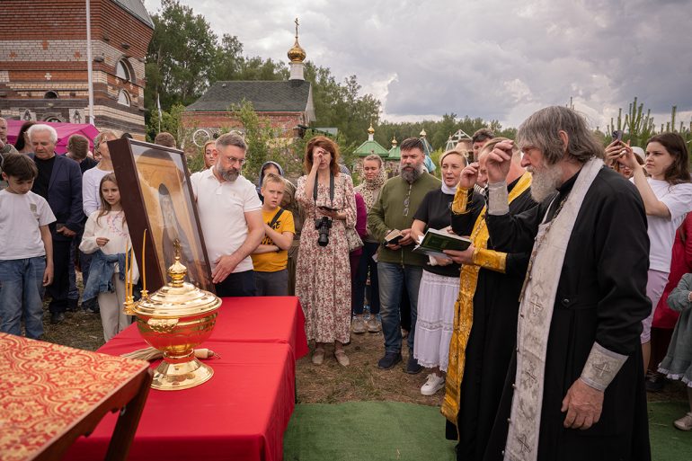 Более 150 гостей отпраздновали День России в деревне священника-путешественника Феодора Конюхова