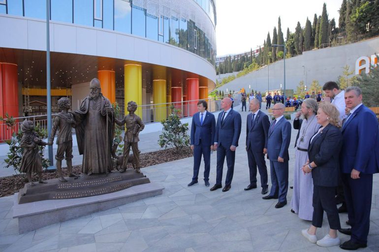 В «Артеке» открыли памятник святителю Луке Крымскому