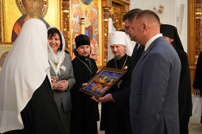 Патриарх Кирилл подарил строящемуся храмовому комплексу Минска икону Богородицы