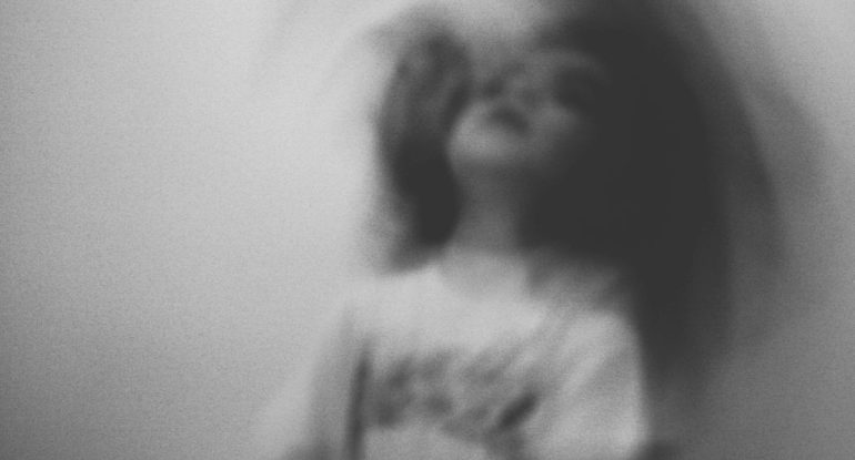 Муж избалован мамой, злится, что надо работать, все тяну сама, хочу родить... Есть ли шансы сохранить семью?