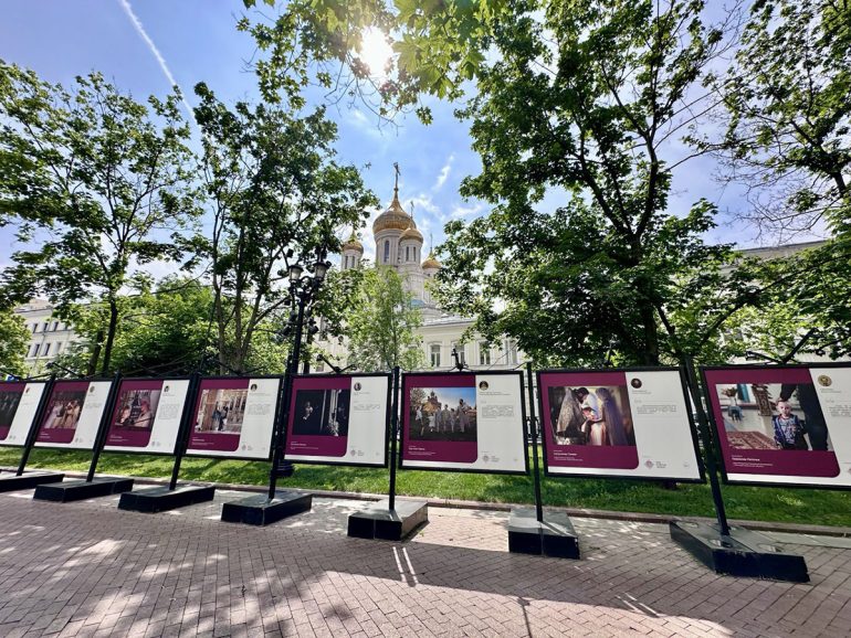 В Москве под открытым небом проходит фотовыставка «Семья в храме»