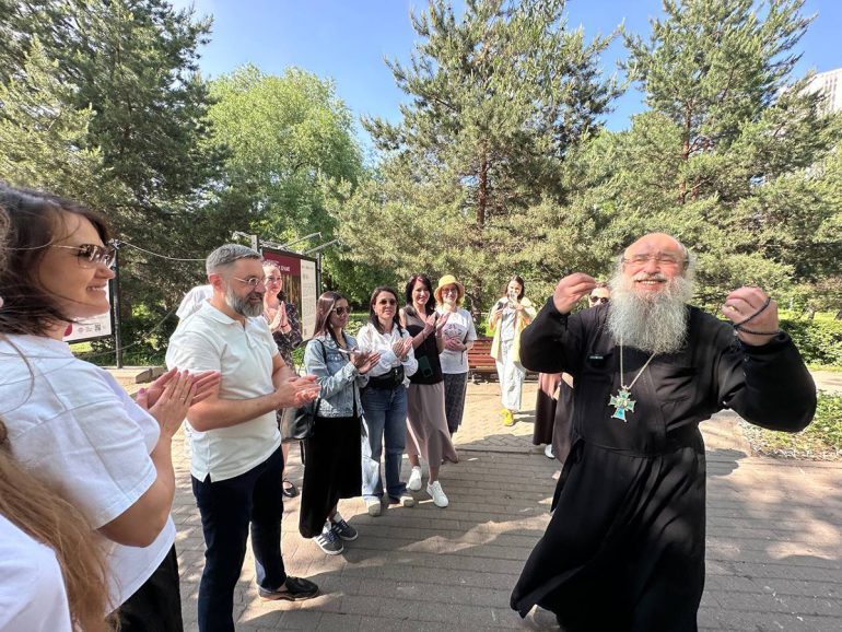 В Москве под открытым небом проходит фотовыставка «Семья в храме»