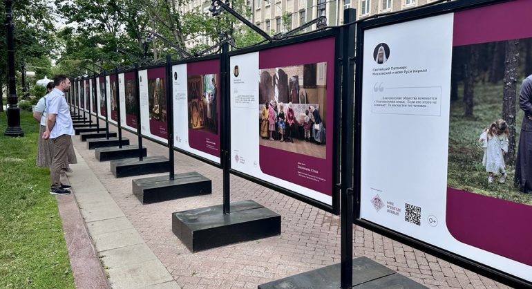 В Москве под открытым небом проходит фотовыставка «Семья в храме»