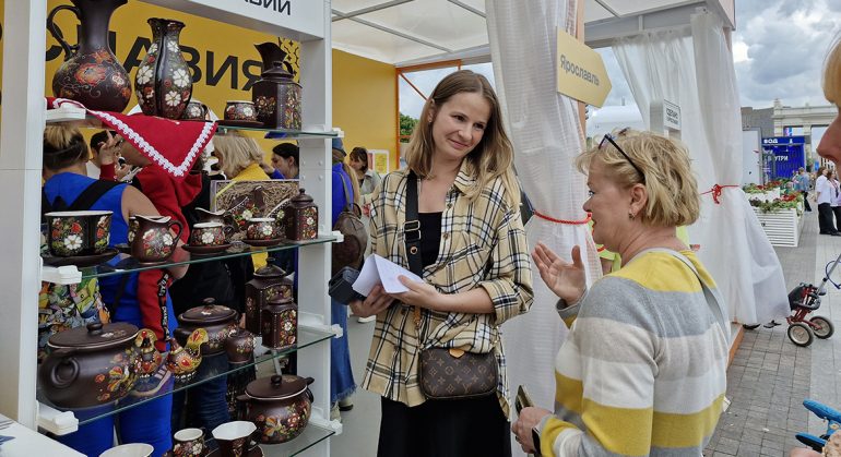 Посетители Международного туристического форума на ВДНХ познакомились с уникальной керамикой Николо-Сольбинского монасты...
