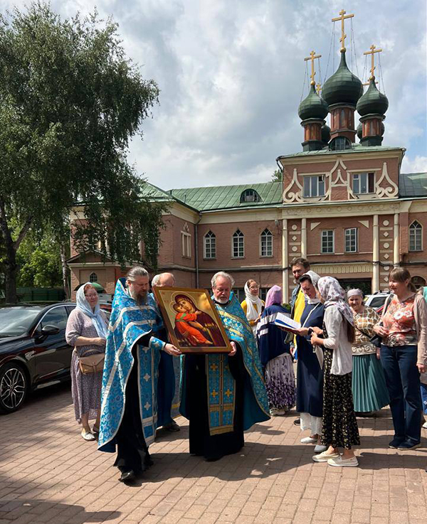 В московский храм, где ранее обрели чудотворную икону XIX века, передали ее точную копию