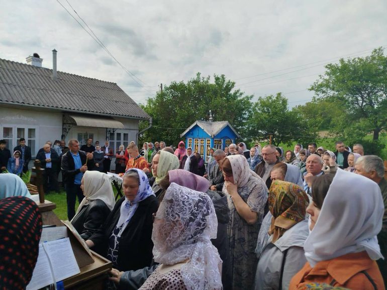 Община захваченного храма в буковинском селе Заболотье молится во дворе у одного из прихожан