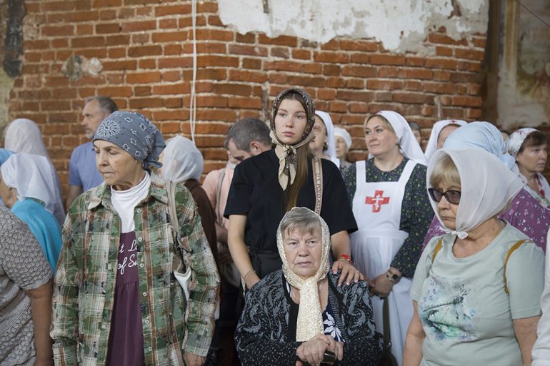 Первая архиерейская литургия за 100 лет, гиды-ангелы и икона, спасенная на кладбище: в старинном ярославском селе прошел фестиваль «А Курба будет жить!»