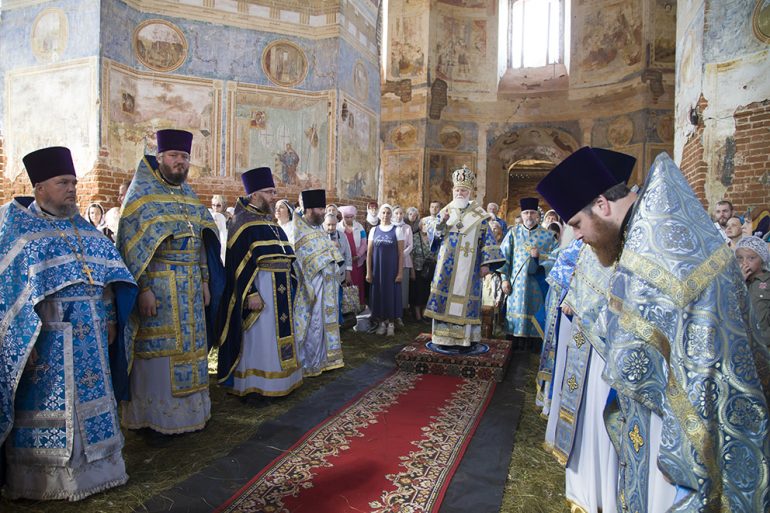 Первая архиерейская литургия за 100 лет, гиды-ангелы и икона, спасенная на кладбище: в старинном ярославском селе прошел фестиваль «А Курба будет жить!»