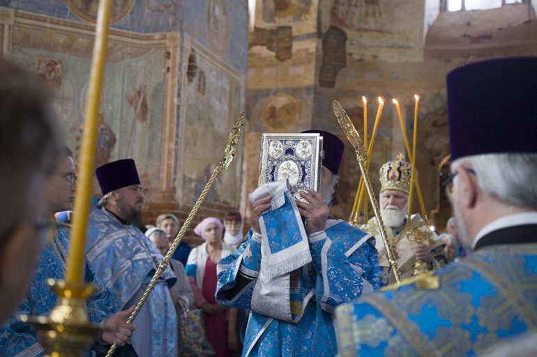 Первая архиерейская литургия за 100 лет, гиды-ангелы и икона, спасенная на кладбище: в старинном ярославском селе прошел фестиваль «А Курба будет жить!»