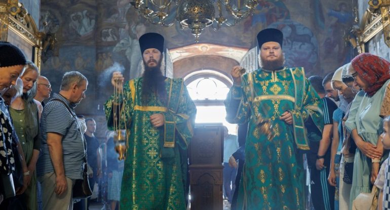 Надо ли вставать на колени при каждении?