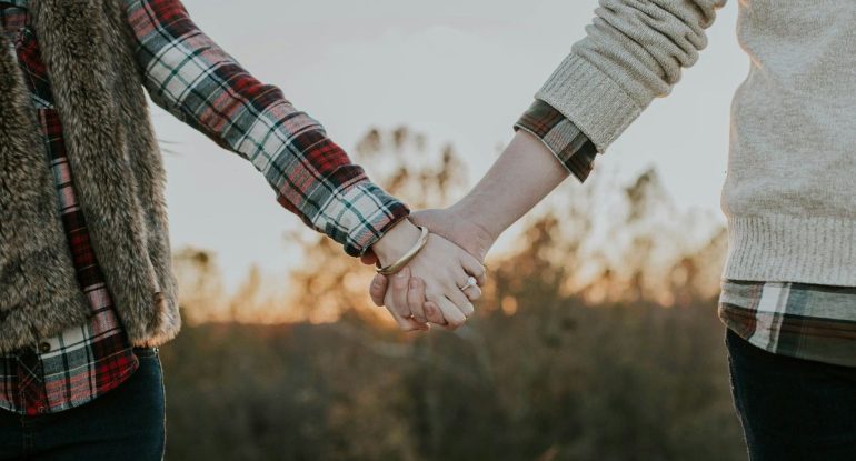 Мне 23, ему 17, сын священника. Грех ли общаться?