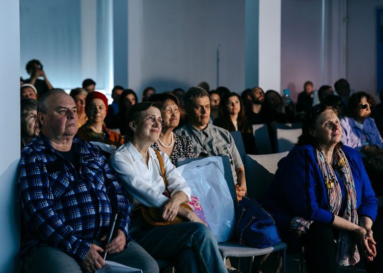В Москве презентовали документальный фильм о слепоглухих людях и фонде, который им помогает