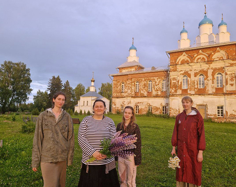 Студенты ПСТГУ пишут иконы для возрождающегося храма в Костромской области